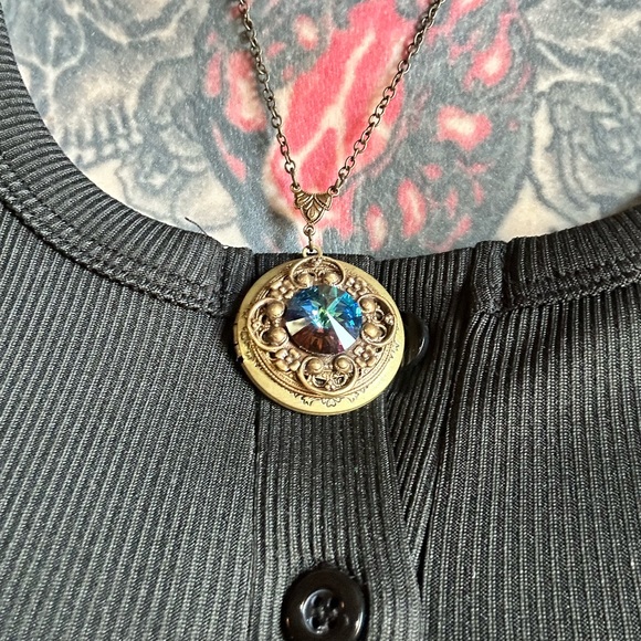 Locket☺️ Must bundle! 3 for $10 or 4 for $15 etc - Picture 2 of 6